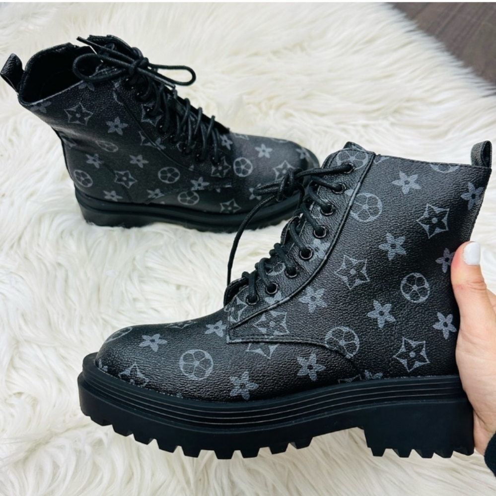New Black Lace Up Faux Leather Floral Graphic Combat Boot Bootie Size 9